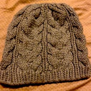 Like new!! Women’s knitted hat